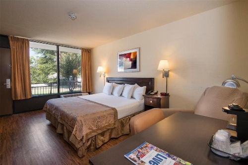 Markham House Suites Little Rock Medical Center image 8
